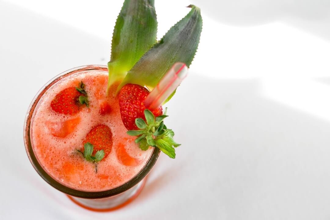 Drink de morango do Restaurante GuardaGosto na Guarda do Embaú, servido com pedaços da fruta.