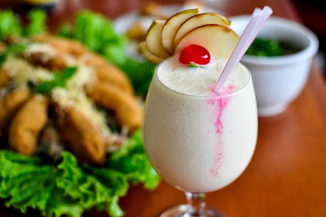 Bar e drinks do GuardaGosto, coquetéis e caipirinhas no deck.