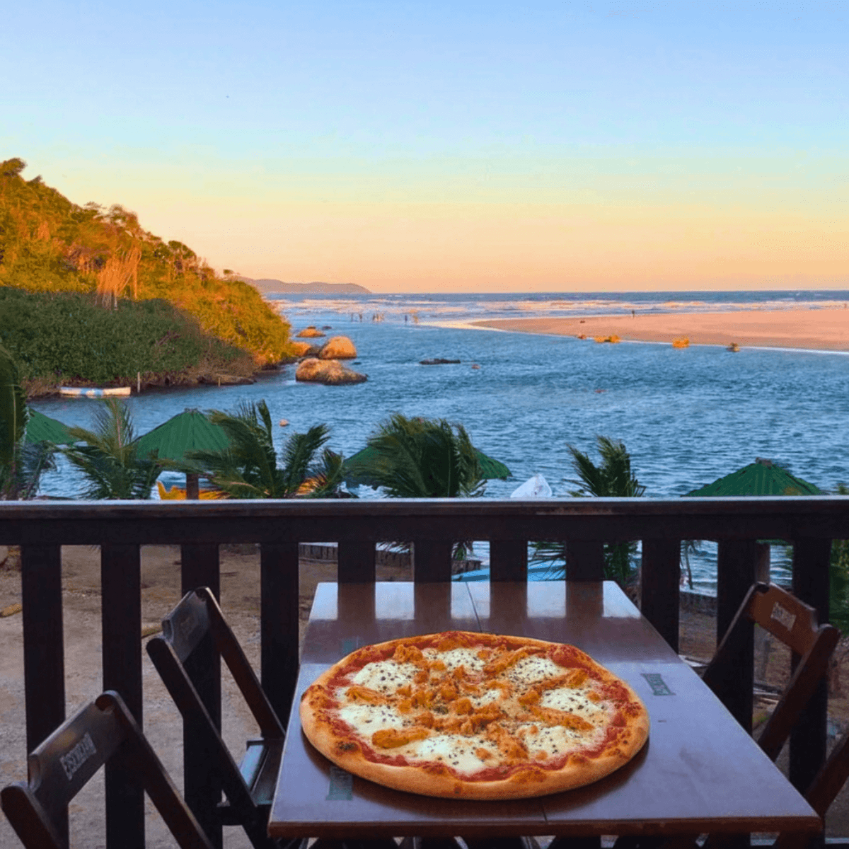 Pizza no deck com vista para o mar — GuardaGosto