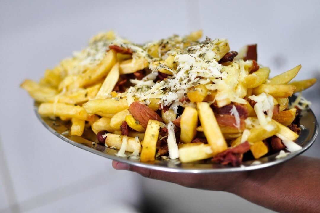 Batatas fritas com queijo e calabresa do Restaurante GuardaGosto na Guarda do Embaú.