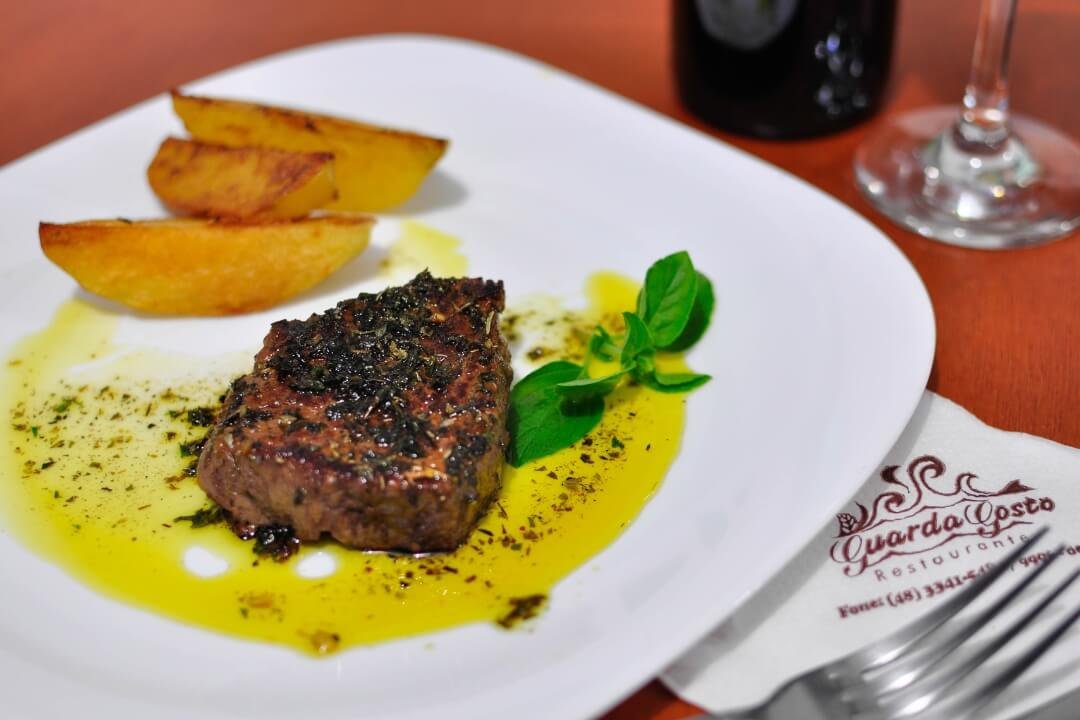 Carnes e aves grelhadas.